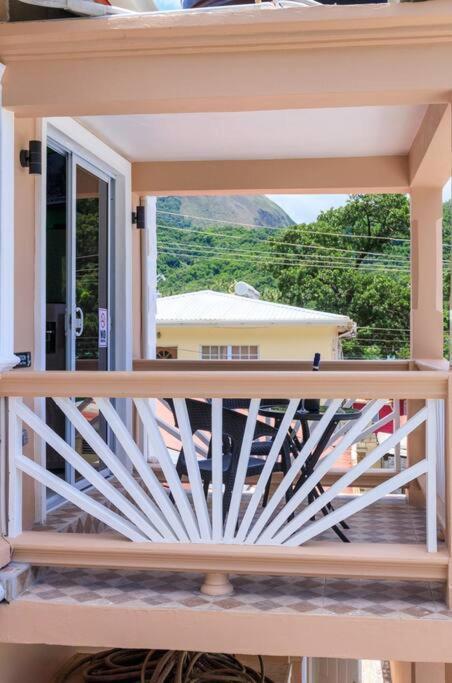 Maggie'S Inn Soufriere Bagian luar foto